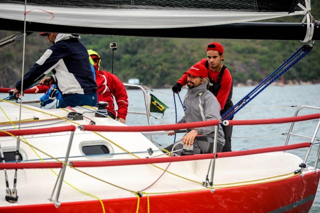 Oriundo do Projeto Grael,  de Niterói (RJ), Alex Sandro de Carvalho comanda barco em busca do título na Semana de Vela de Angra dos Reis